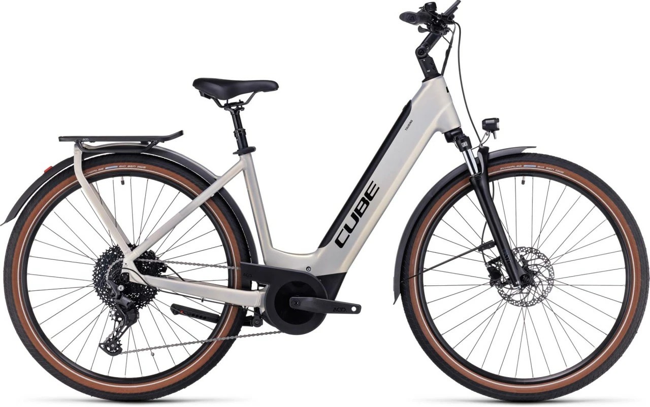 Cube Touring Hybrid Pro 625 Pearlysilver N Black E-Bike Trekkingfiets Lage Instap 1 Cube Touring Hybrid Pro 625 Pearlysilver N Black E-Bike Trekkingfiets Lage Instap