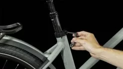 Cube Kathmandu Hybrid ONE 750 Swampgrey N Black E-Bike Trekkingfiets Dames -Goedkope Mountainbikes Winkel 631173Z Cube Kathmandu Hybrid ONE 750 swampgrey n black 2023 E Bike Trekkingrad Damen 5 1280x1280