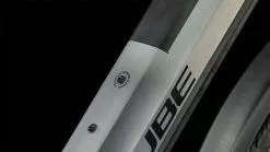 Cube Kathmandu Hybrid SLT 750 Prizmsilver N Grey E-Bike Trekkingfiets Heren -Goedkope Mountainbikes Winkel 631363 Cube Kathmandu Hybrid SLT 750 prizmsilver n grey 2023 E Bike Trekkingrad Herren 2 1280x1280