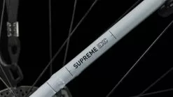 Cube Supreme Hybrid EXC 625 Flashwhite N Black E-Bike Trekkingfiets Lage Instap -Goedkope Mountainbikes Winkel 632242E Cube Supreme Hybrid EXC 625 flashwhite n black 2023 E Bike Trekkingrad Tiefeinsteiger 2 1280x1280