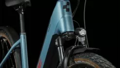 Cube Nuride Hybrid Performance 625 Allroad Metalblue N Red E-Bike Trekkingfiets Lage Instap -Goedkope Mountainbikes Winkel 632662E Cube Nuride Hybrid Performance 625 Allroad metalblue n red 2023 E Bike Trekkingrad Tiefeinsteiger 3 1280x1280