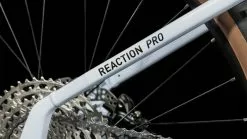 Cube Reaction Hybrid Pro 625 Flashwhite N Black E-Bike Hardtail Mountainbike Lage Instap -Goedkope Mountainbikes Winkel 634112E Cube Reaction Hybrid Pro 625 flashwhite n black 2023 E Bike Hardtail Mountainbike Tiefeinsteiger 2 1280x1280